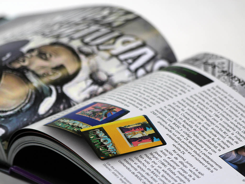 Detalle del libro físico abierto por el capítulo dedicado a las aventuras españolas.