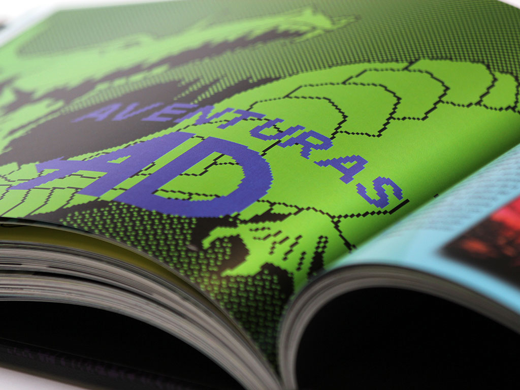 Detalle del libro físico abierto por el capítulo dedicado en exclusiva a Aventuras AD.
