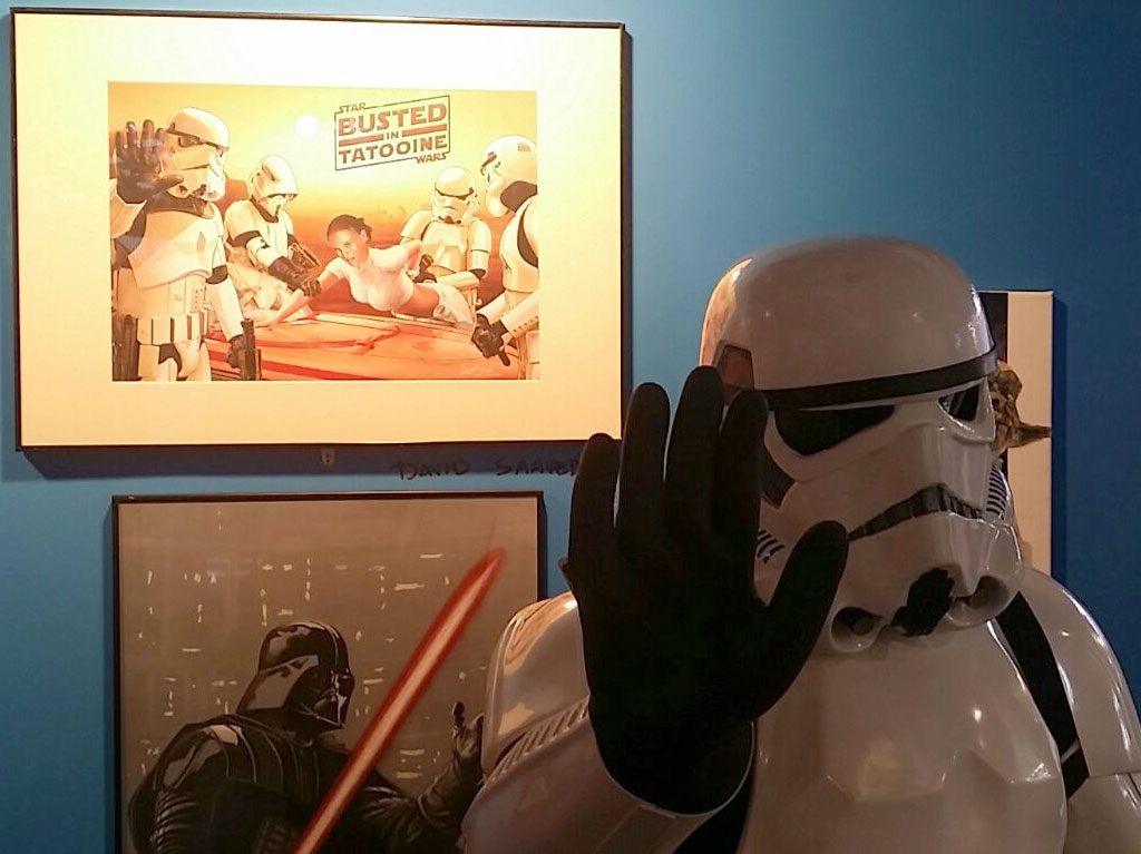 Un soldado de asalto posando delante de la obra.